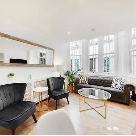 Central Kensington Apartment